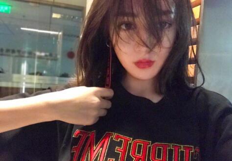 迪丽热巴实力宠粉!带粉丝亲手制作的耳环自拍