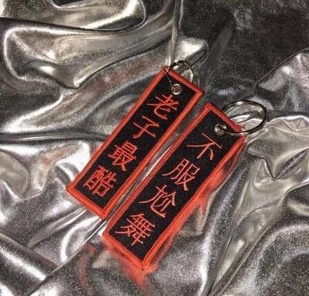 迪丽热巴实力宠粉!带粉丝亲手制作的耳环自拍