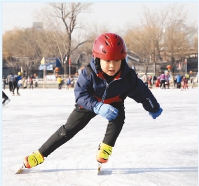 相约什刹海&nbsp;老少齐戏冰