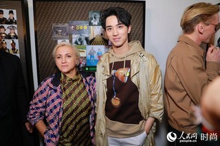 许魏洲亮相米兰FENDI秀场 薄风衣搭凉鞋帅气“冻人”