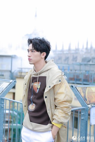 许魏洲亮相米兰FENDI秀场 薄风衣搭凉鞋帅气“冻人”