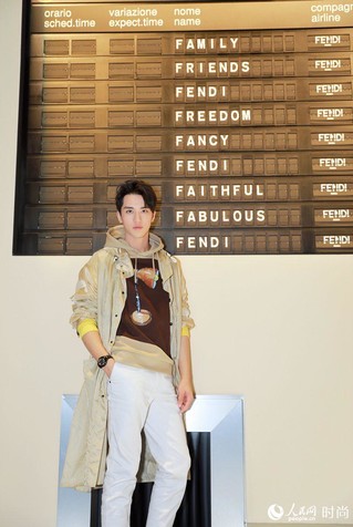 许魏洲亮相米兰FENDI秀场 薄风衣搭凉鞋帅气“冻人”
