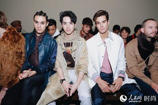 许魏洲亮相米兰FENDI秀场 薄风衣搭凉鞋帅气“冻人”