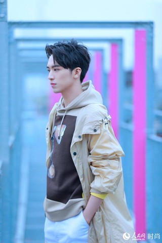 许魏洲亮相米兰FENDI秀场 薄风衣搭凉鞋帅气“冻人”