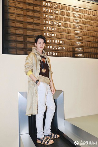 许魏洲亮相米兰FENDI秀场 薄风衣搭凉鞋帅气“冻人”