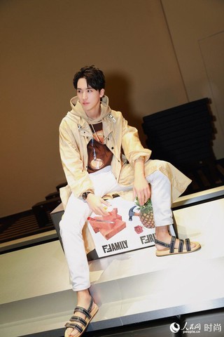 许魏洲亮相米兰FENDI秀场 薄风衣搭凉鞋帅气“冻人”