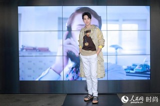 许魏洲亮相米兰FENDI秀场 薄风衣搭凉鞋帅气“冻人”