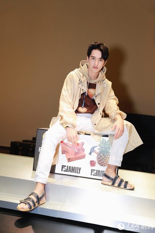 许魏洲亮相米兰FENDI秀场 薄风衣搭凉鞋帅气“冻人”