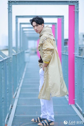 许魏洲亮相米兰FENDI秀场 薄风衣搭凉鞋帅气“冻人”