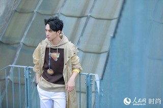 许魏洲亮相米兰FENDI秀场 薄风衣搭凉鞋帅气“冻人”