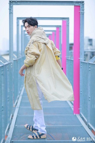 许魏洲亮相米兰FENDI秀场 薄风衣搭凉鞋帅气“冻人”