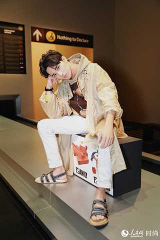 许魏洲亮相米兰FENDI秀场 薄风衣搭凉鞋帅气“冻人”