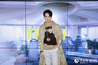 许魏洲亮相米兰FENDI秀场 薄风衣搭凉鞋帅气“冻人”