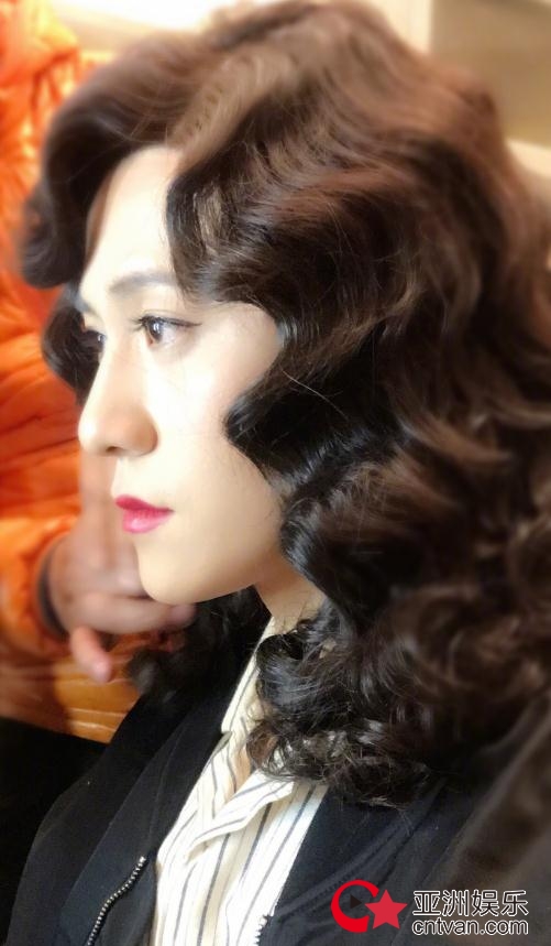 秦俊杰晒妖娆女装 自侃“报复社会”！