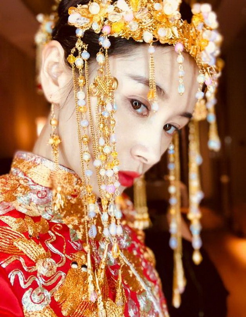 王子文穿中式新娘装眼神魅惑 红唇吸睛