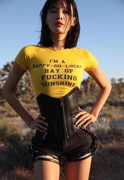 张蓝心太敢穿了!束腰外穿看懵路人