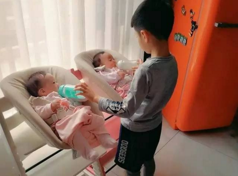 杨威为双胞胎女儿庆生 一家5口沉浸在粉红色海洋里