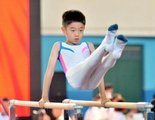 杨威为双胞胎女儿庆生 一家5口沉浸在粉红色海洋里