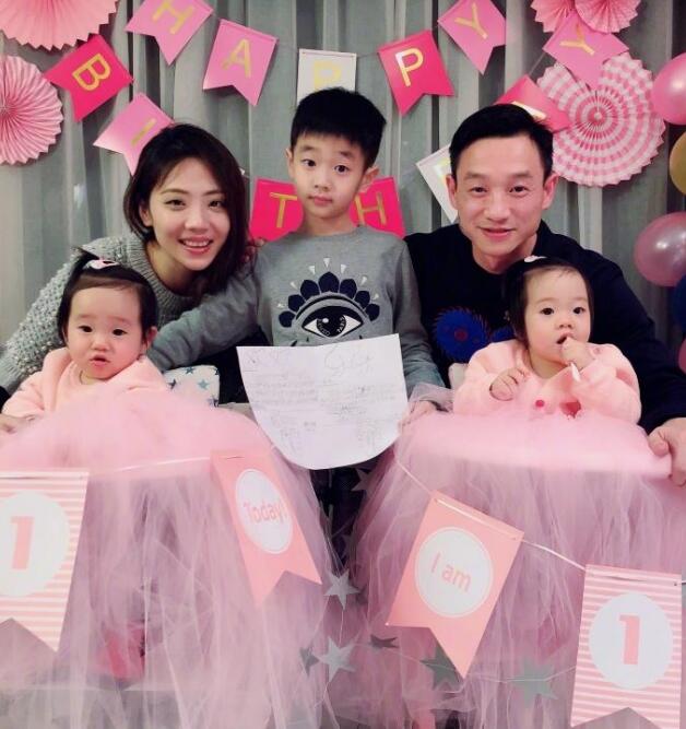 杨威为双胞胎女儿庆生 一家5口沉浸在粉红色海洋里