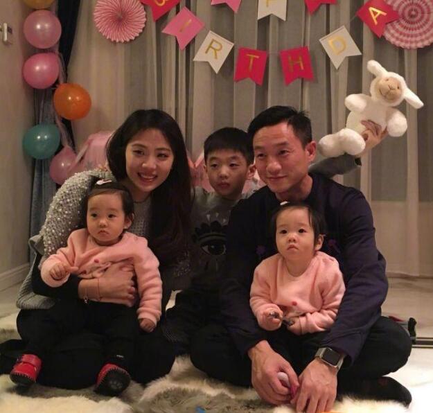 杨威为双胞胎女儿庆生 一家5口沉浸在粉红色海洋里