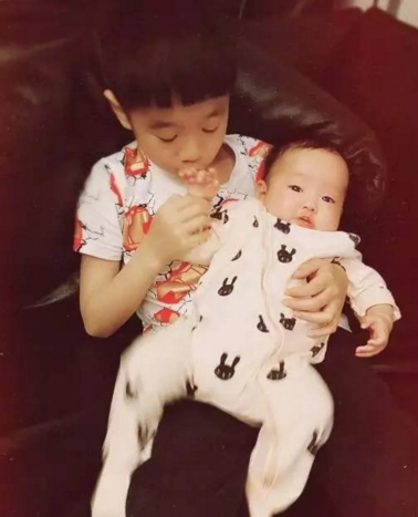 杨威为双胞胎女儿庆生 一家5口沉浸在粉红色海洋里