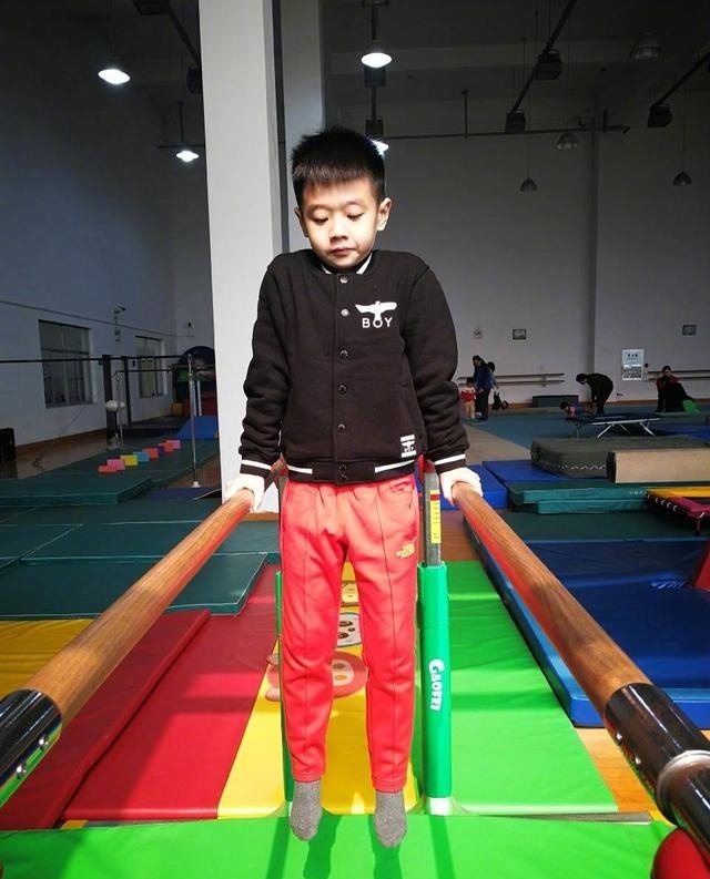 杨威为双胞胎女儿庆生 一家5口沉浸在粉红色海洋里