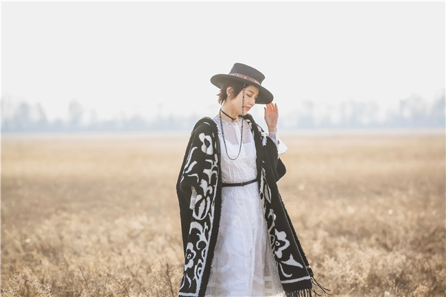 黄圣依MV写真大片曝光&nbsp;浪漫演绎《自己的幸福》