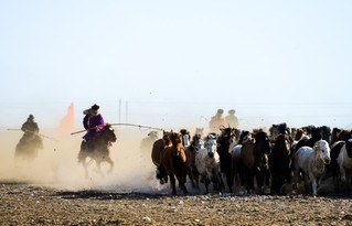 “马背上的歌声”锡林浩特市冬季那达慕开幕
