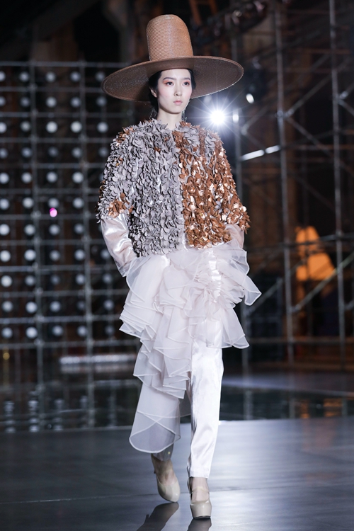 设计连接世界 时尚点亮爱心——2018哈尔滨时装周暨首届世界时尚设计师大会华彩落幕