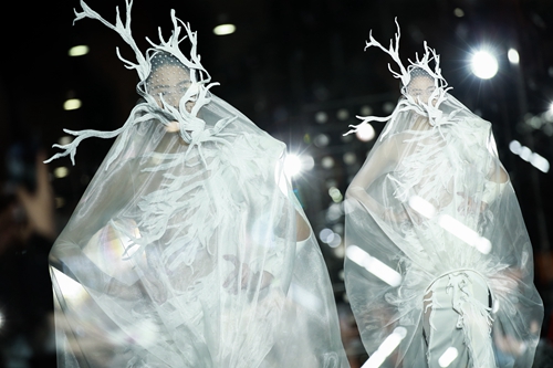 设计连接世界 时尚点亮爱心——2018哈尔滨时装周暨首届世界时尚设计师大会华彩落幕