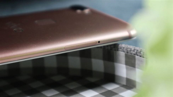 vivo&nbsp;X20梦幻粉图赏：颜值帅爆&nbsp;一眼心动