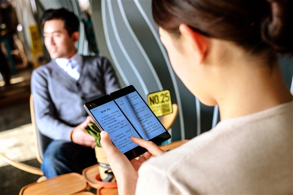 3888元起!中兴正式发布双屏折叠旗舰天机Axon M国行版