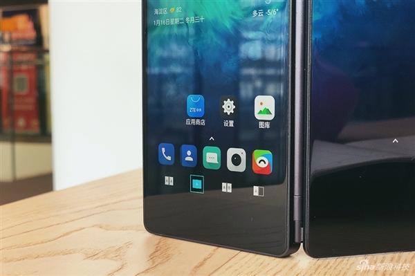 中兴折叠手机AXON&nbsp;M图赏：4种模式玩出新花样