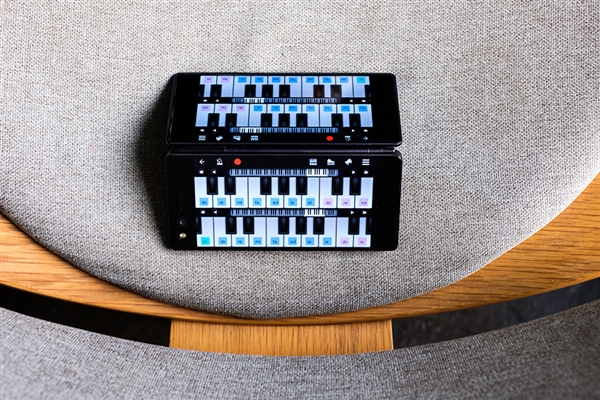 3888元起!中兴正式发布双屏折叠旗舰天机Axon M国行版