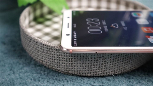 vivo&nbsp;X20梦幻粉图赏：颜值帅爆&nbsp;一眼心动