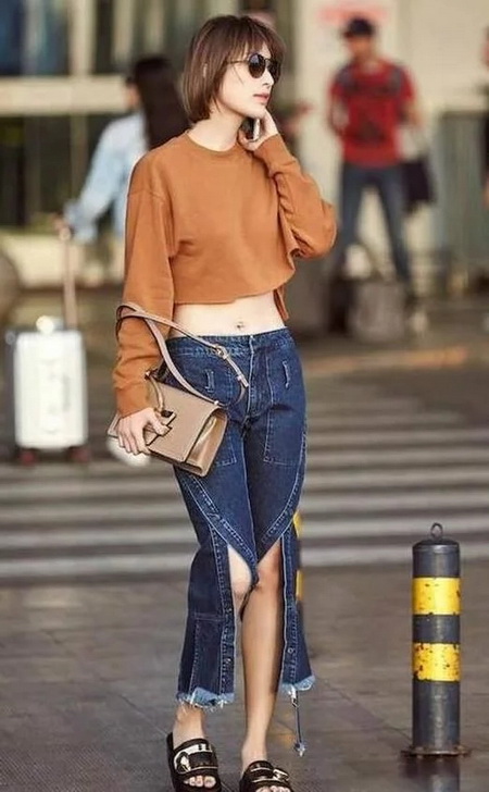 34岁张俪真辣眼!手撕牛仔裤配拖鞋