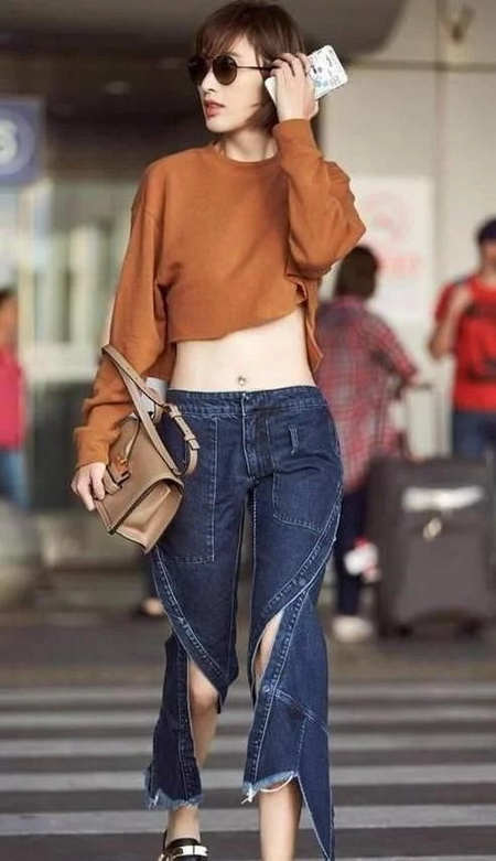 34岁张俪真辣眼!手撕牛仔裤配拖鞋