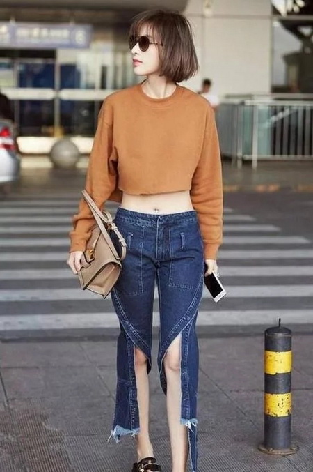 34岁张俪真辣眼!手撕牛仔裤配拖鞋