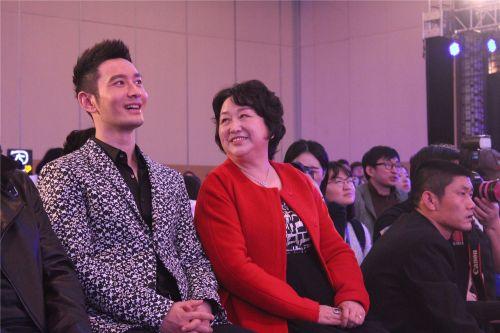 baby为儿子庆生罕见晒小海绵正面照 活脱脱小绅士一枚