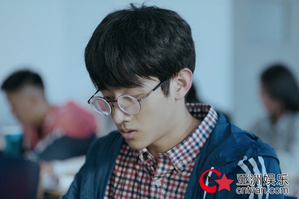 《恋爱先生》开启校园回忆篇 战宇呆萌学霸上线