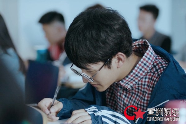 《恋爱先生》开启校园回忆篇 战宇呆萌学霸上线