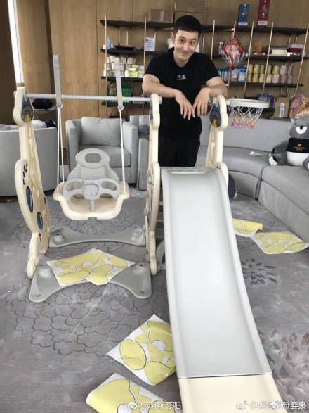 baby为儿子庆生罕见晒小海绵正面照 活脱脱小绅士一枚