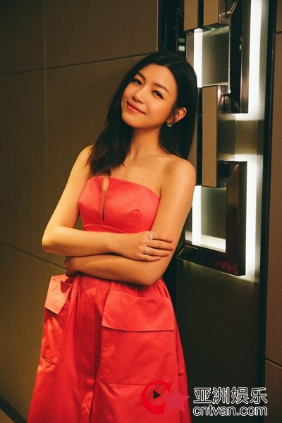 陈妍希抹胸红裙甜美亮相 大方露美背