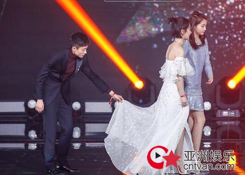 张一山给杨紫提裙子 最佳男闺蜜！