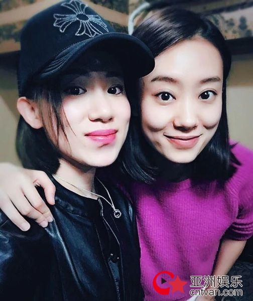 丫蛋离婚后首现身 疑似整容撞脸张小斐