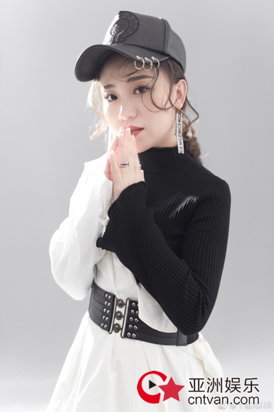 丫蛋离婚后首现身 疑似整容撞脸张小斐