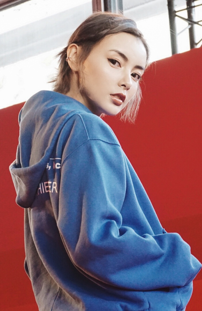 痞帅精灵赵宇彤巴黎时装周玩混搭 亮相Off-White大秀偶遇吴建豪