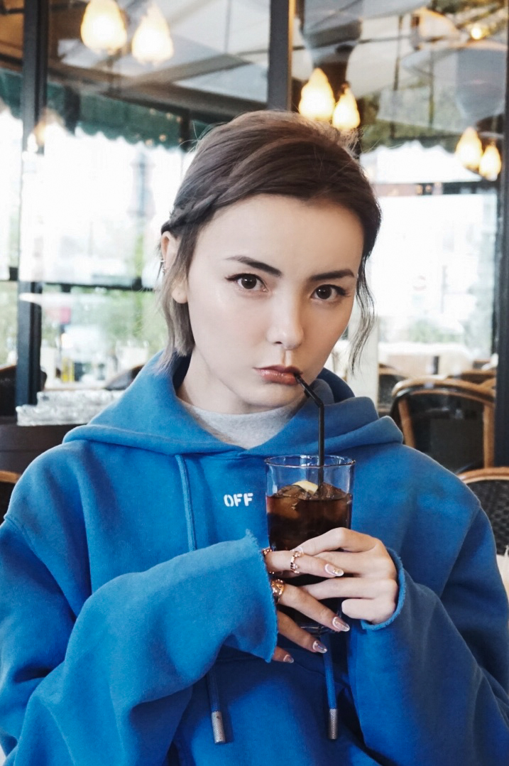 痞帅精灵赵宇彤巴黎时装周玩混搭 亮相Off-White大秀偶遇吴建豪