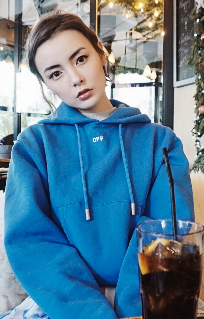 痞帅精灵赵宇彤巴黎时装周玩混搭 亮相Off-White大秀偶遇吴建豪