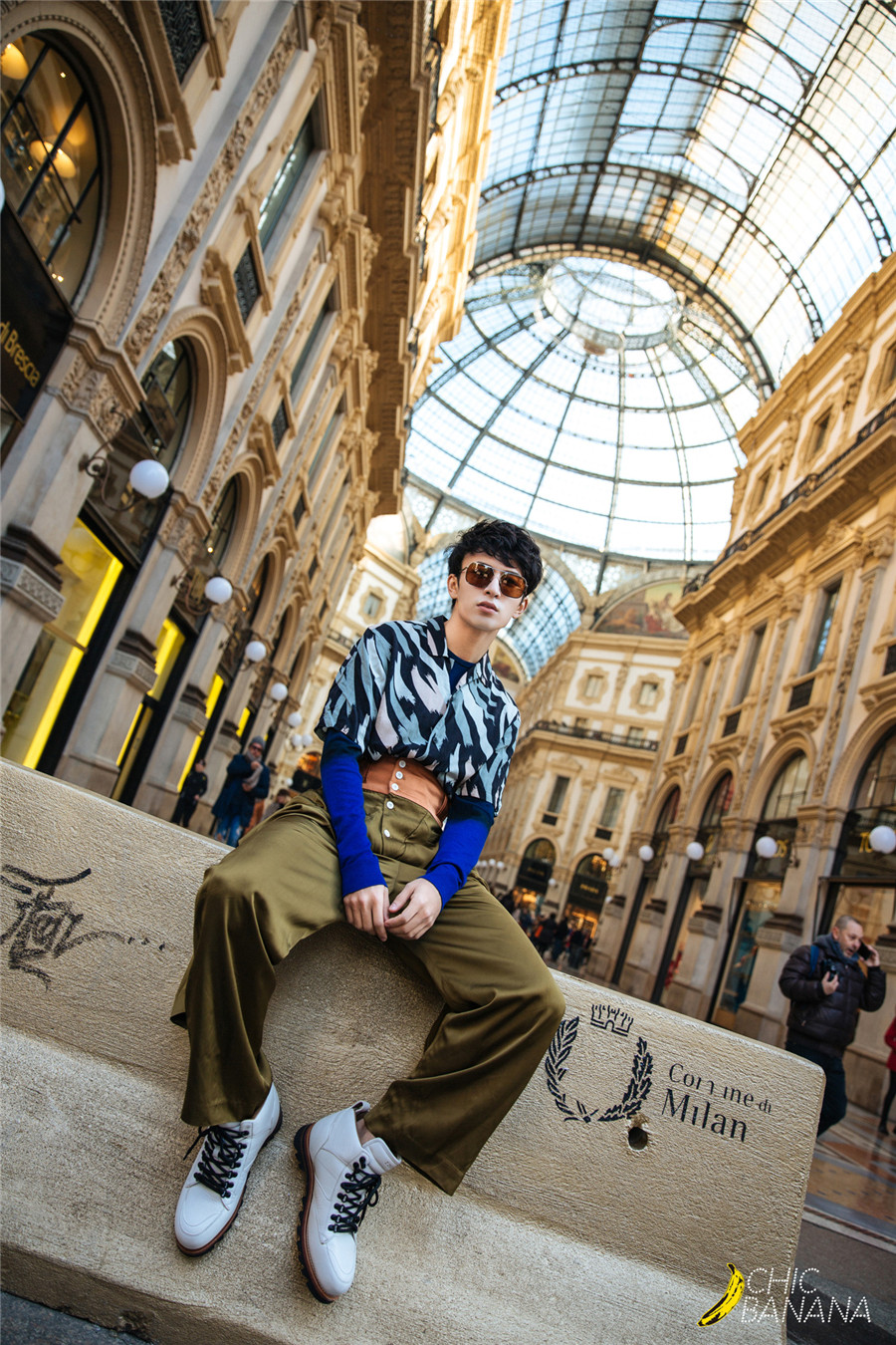 米热曝米兰街拍&nbsp;随性自然文艺范儿十足